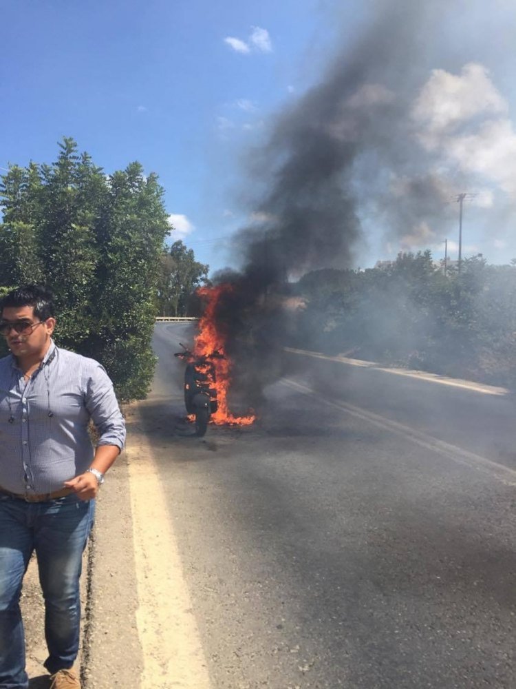 Κρήτη: Μηχανάκι πήρε φωτιά εν κινήσει -Στο παρά πέντε γλίτωσε η οδηγός [εικόνες] | iefimerida.gr 0