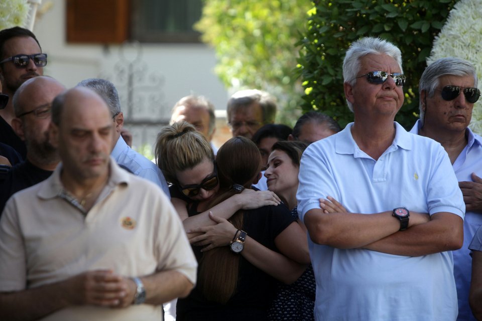 Tο τελευταίο αντίο στον Αντώνη Βαρδή -Συντετριμμένοι ο γιος, η κόρη και η σύντροφός του [εικόνες] | iefimerida.gr 2