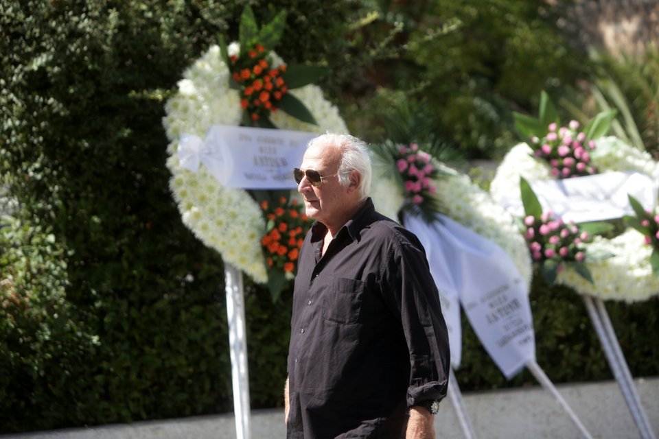 Tο τελευταίο αντίο στον Αντώνη Βαρδή -Συντετριμμένοι ο γιος, η κόρη και η σύντροφός του [εικόνες] | iefimerida.gr 7