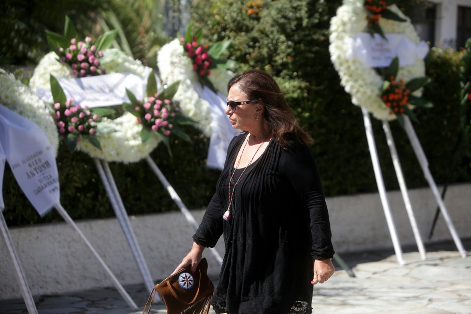 Tο τελευταίο αντίο στον Αντώνη Βαρδή -Συντετριμμένοι ο γιος, η κόρη και η σύντροφός του [εικόνες] | iefimerida.gr 6