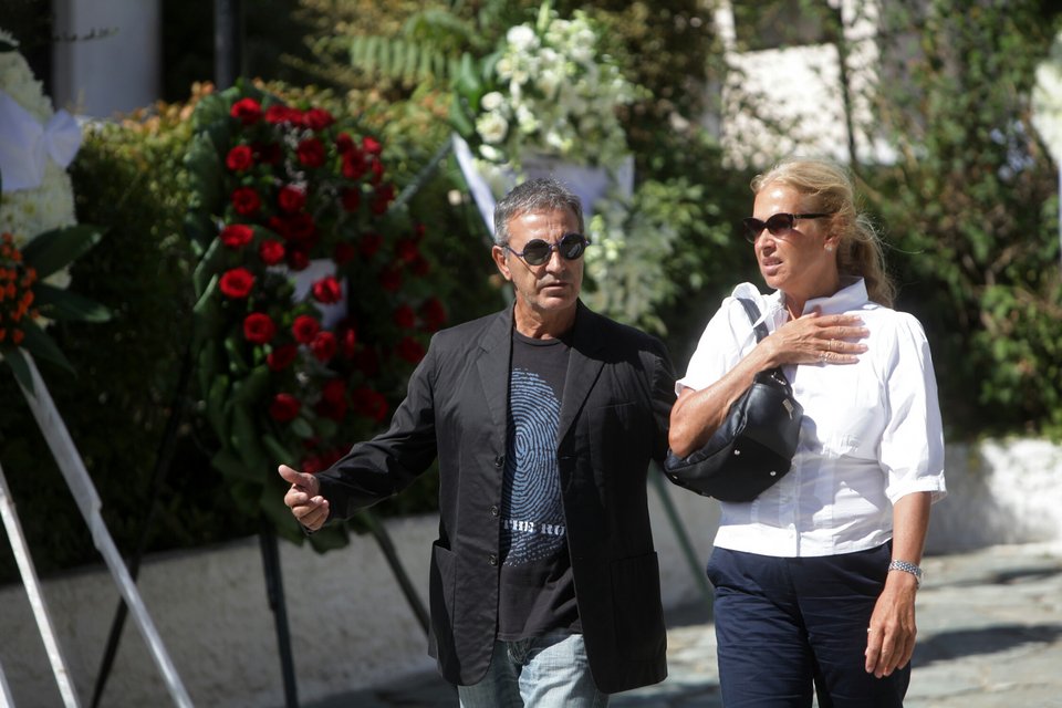 Tο τελευταίο αντίο στον Αντώνη Βαρδή -Συντετριμμένοι ο γιος, η κόρη και η σύντροφός του [εικόνες] | iefimerida.gr 5