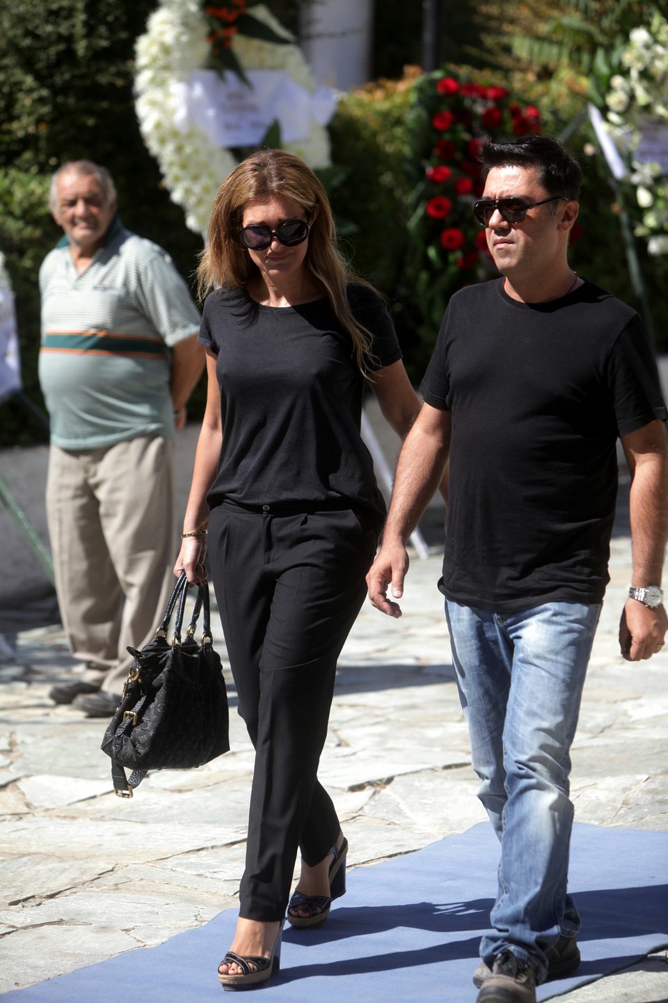 Tο τελευταίο αντίο στον Αντώνη Βαρδή -Συντετριμμένοι ο γιος, η κόρη και η σύντροφός του [εικόνες] | iefimerida.gr 8