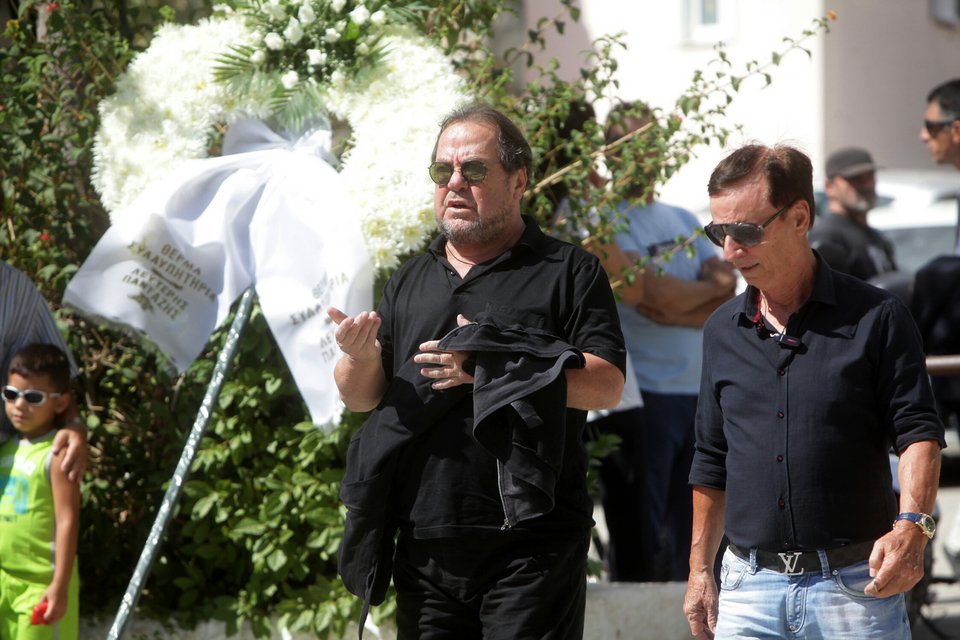 Tο τελευταίο αντίο στον Αντώνη Βαρδή -Συντετριμμένοι ο γιος, η κόρη και η σύντροφός του [εικόνες] | iefimerida.gr 4