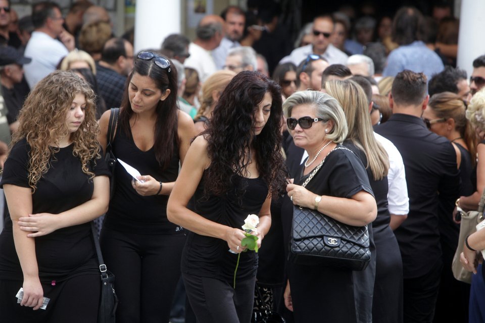 Tο τελευταίο αντίο στον Αντώνη Βαρδή -Συντετριμμένοι ο γιος, η κόρη και η σύντροφός του [εικόνες] | iefimerida.gr 1