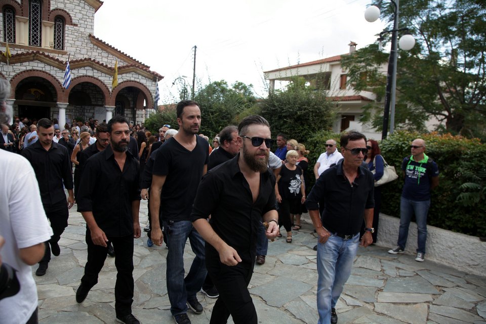 Tο τελευταίο αντίο στον Αντώνη Βαρδή -Συντετριμμένοι ο γιος, η κόρη και η σύντροφός του [εικόνες] | iefimerida.gr 0