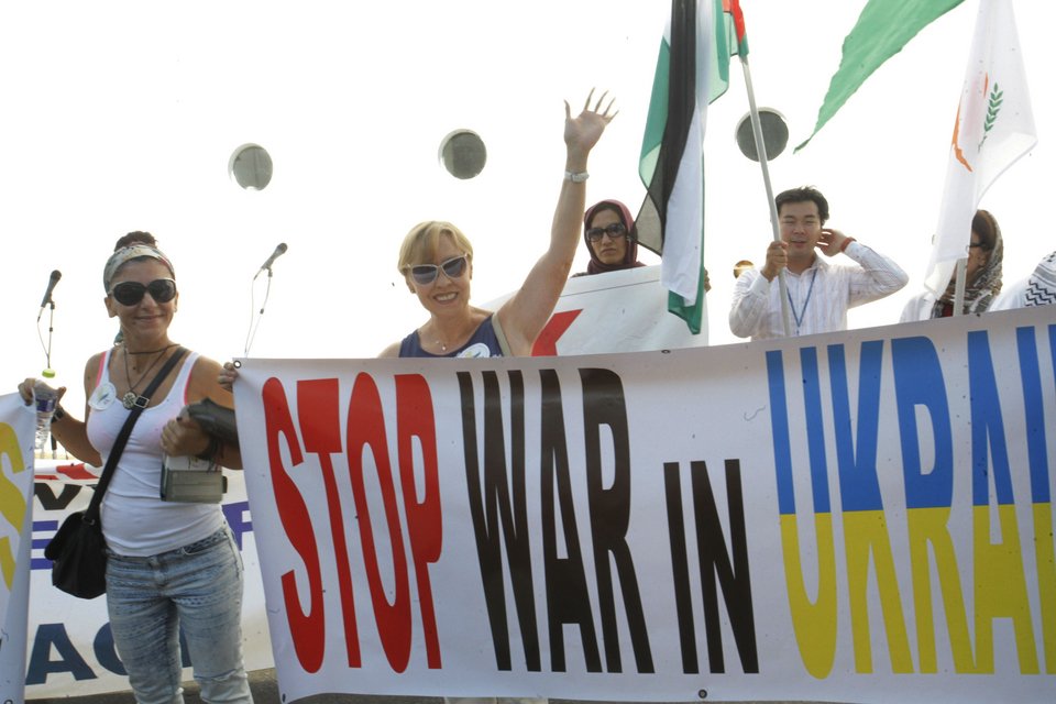 Στο λιμάνι του Πειραιά το Πλοίο της Ειρήνης -Κάνει το γύρο του κόσμου, για έναν πλανήτη χωρίς πυρηνικά [εικόνες] | iefimerida.gr 3