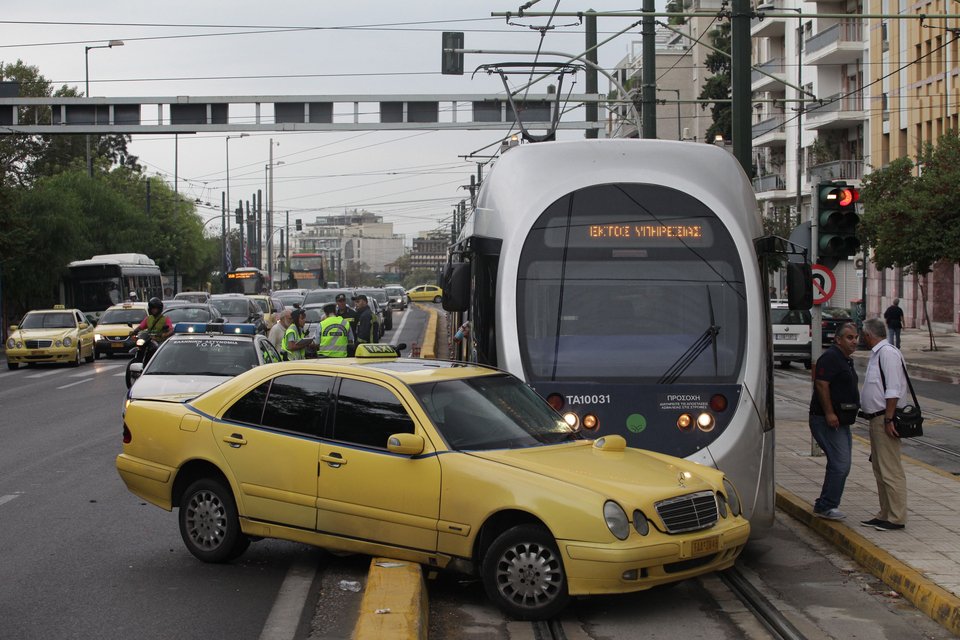 Το τραμ παρέσυρε ταξί στη Λεωφόρο Αμαλίας -Από τύχη δεν υπήρξε σοβαρός τραυματισμός [εικόνες] | iefimerida.gr 0