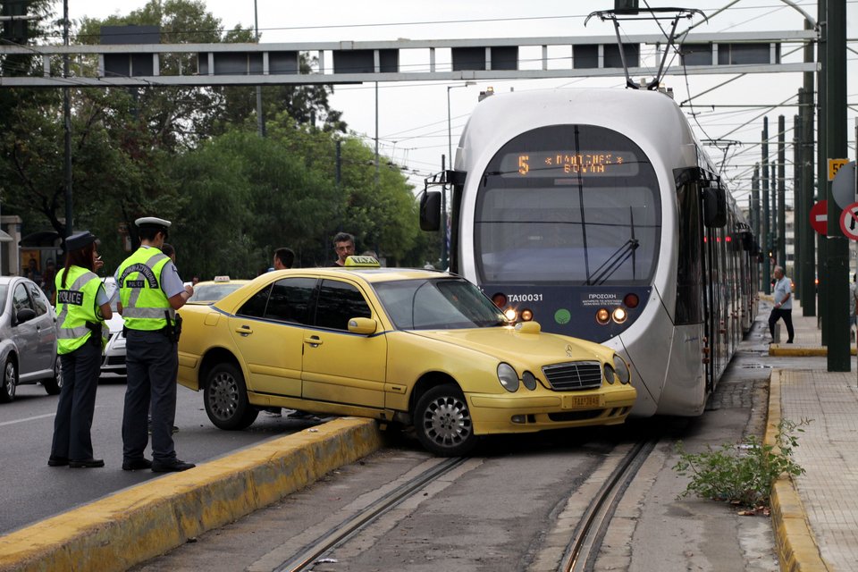 Το τραμ παρέσυρε ταξί στη Λεωφόρο Αμαλίας -Από τύχη δεν υπήρξε σοβαρός τραυματισμός [εικόνες] | iefimerida.gr 1