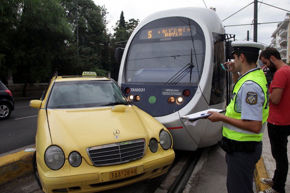 Το τραμ παρέσυρε ταξί στη Λεωφόρο Αμαλίας -Από τύχη δεν υπήρξε σοβαρός τραυματισμός [εικόνες] | iefimerida.gr 2