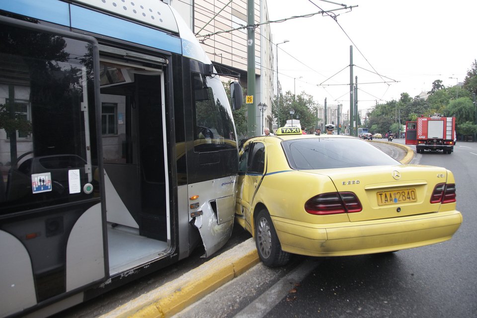 Το τραμ παρέσυρε ταξί στη Λεωφόρο Αμαλίας -Από τύχη δεν υπήρξε σοβαρός τραυματισμός [εικόνες] | iefimerida.gr 3