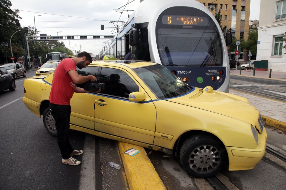 Το τραμ παρέσυρε ταξί στη Λεωφόρο Αμαλίας -Από τύχη δεν υπήρξε σοβαρός τραυματισμός [εικόνες] | iefimerida.gr 4