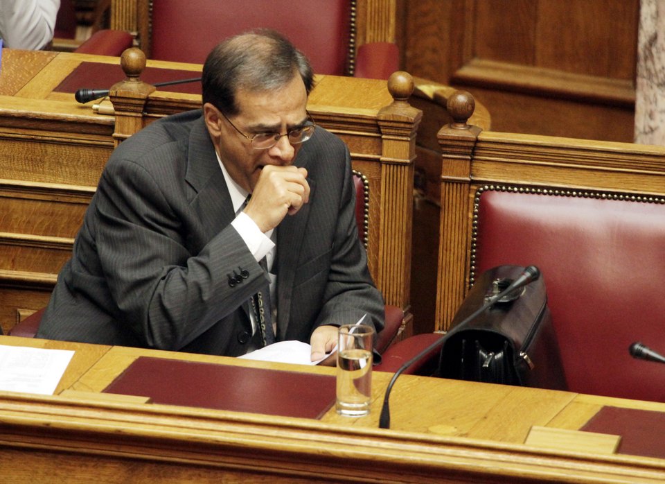 Σκασμένος ο Χαρδούβελης: Παράτησε το αυτοκίνητο και πήγε βόλτα με τα πόδια  [εικόνες] | iefimerida.gr 0