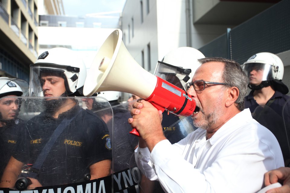 Εγκαίνια με ΜΑΤ και ένταση στον Ευαγγελισμό [εικόνες] | iefimerida.gr 0