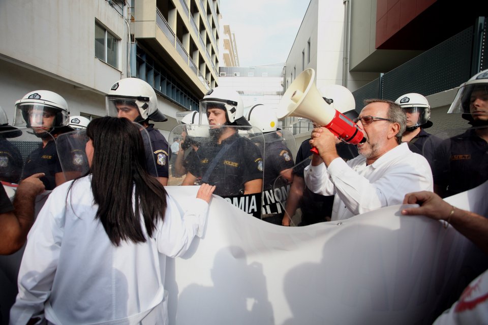 Εγκαίνια με ΜΑΤ και ένταση στον Ευαγγελισμό [εικόνες] | iefimerida.gr 1