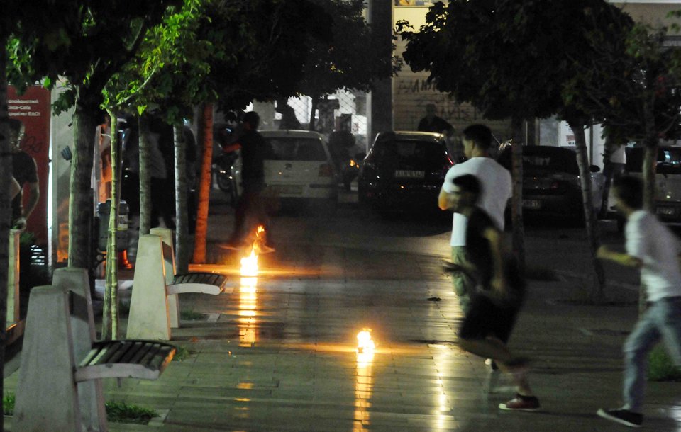 Πεδίο μάχης η Πάτρα -Επεισόδια και τραυματίες στις εκδηλώσεις μνήμης για τον Παύλο Φύσσα [εικόνες&amp;βίντεο] | iefimerida.gr 0