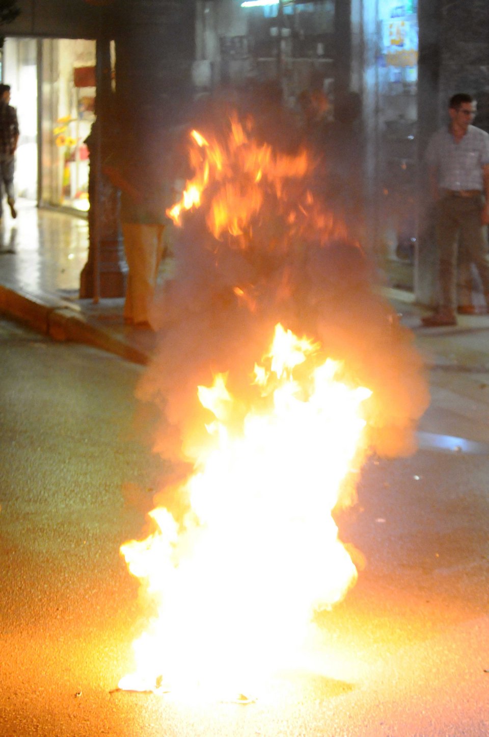 Πεδίο μάχης η Πάτρα -Επεισόδια και τραυματίες στις εκδηλώσεις μνήμης για τον Παύλο Φύσσα [εικόνες&amp;βίντεο] | iefimerida.gr 1