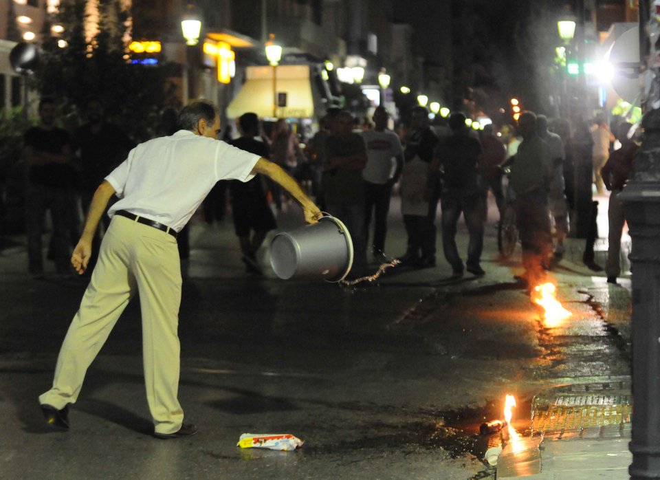 Πεδίο μάχης η Πάτρα -Επεισόδια και τραυματίες στις εκδηλώσεις μνήμης για τον Παύλο Φύσσα [εικόνες&amp;βίντεο] | iefimerida.gr 2