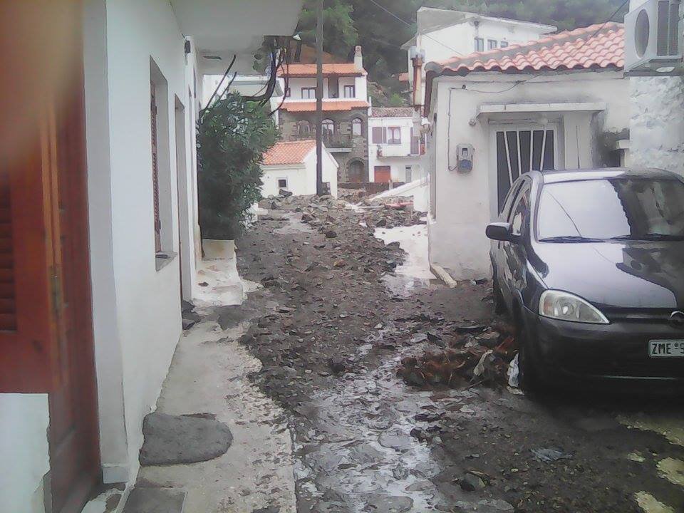 «Κατέβηκε το βουνό» στη Σαμοθράκη -Θάφτηκαν στη λάσπη σπίτια, ΙΧ & δρόμοι  | iefimerida.gr 11