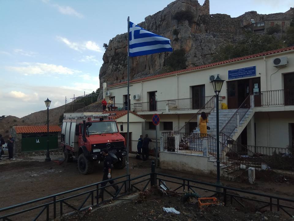 «Κατέβηκε το βουνό» στη Σαμοθράκη -Θάφτηκαν στη λάσπη σπίτια, ΙΧ & δρόμοι  | iefimerida.gr 8