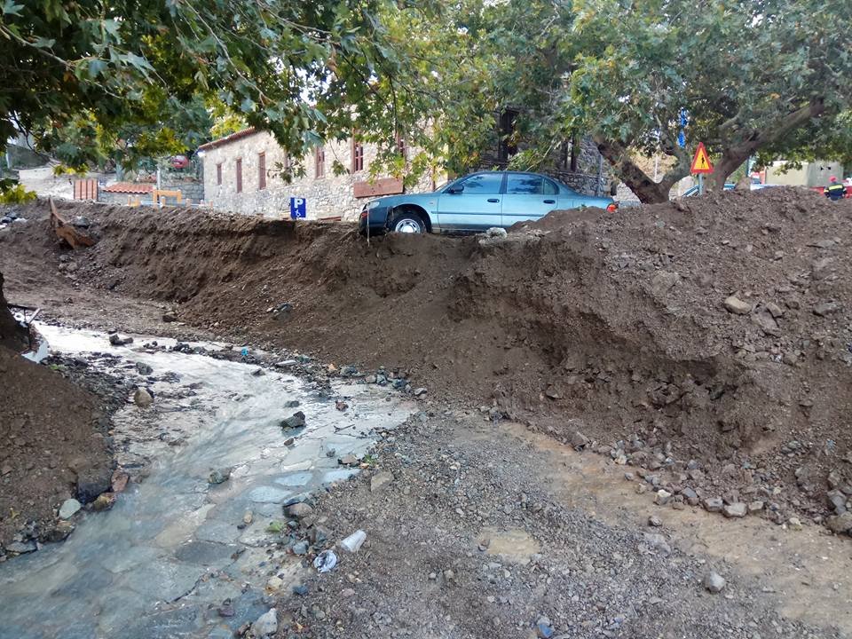 «Κατέβηκε το βουνό» στη Σαμοθράκη -Θάφτηκαν στη λάσπη σπίτια, ΙΧ & δρόμοι  | iefimerida.gr 6