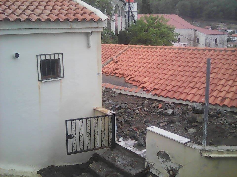 «Κατέβηκε το βουνό» στη Σαμοθράκη -Θάφτηκαν στη λάσπη σπίτια, ΙΧ & δρόμοι | iefimerida.gr 5