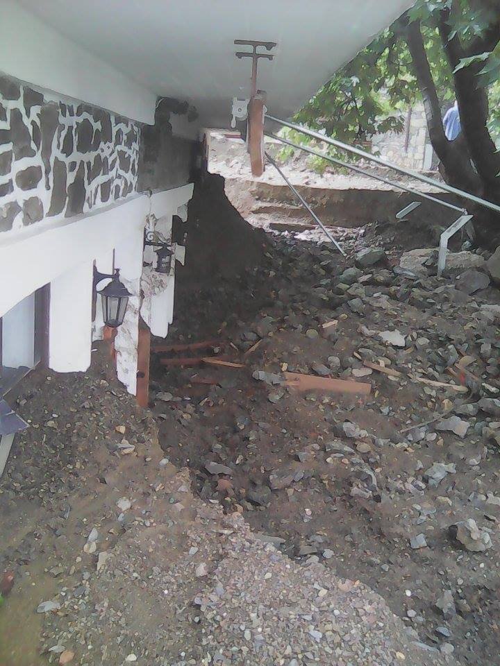 «Κατέβηκε το βουνό» στη Σαμοθράκη -Θάφτηκαν στη λάσπη σπίτια, ΙΧ & δρόμοι | iefimerida.gr 2