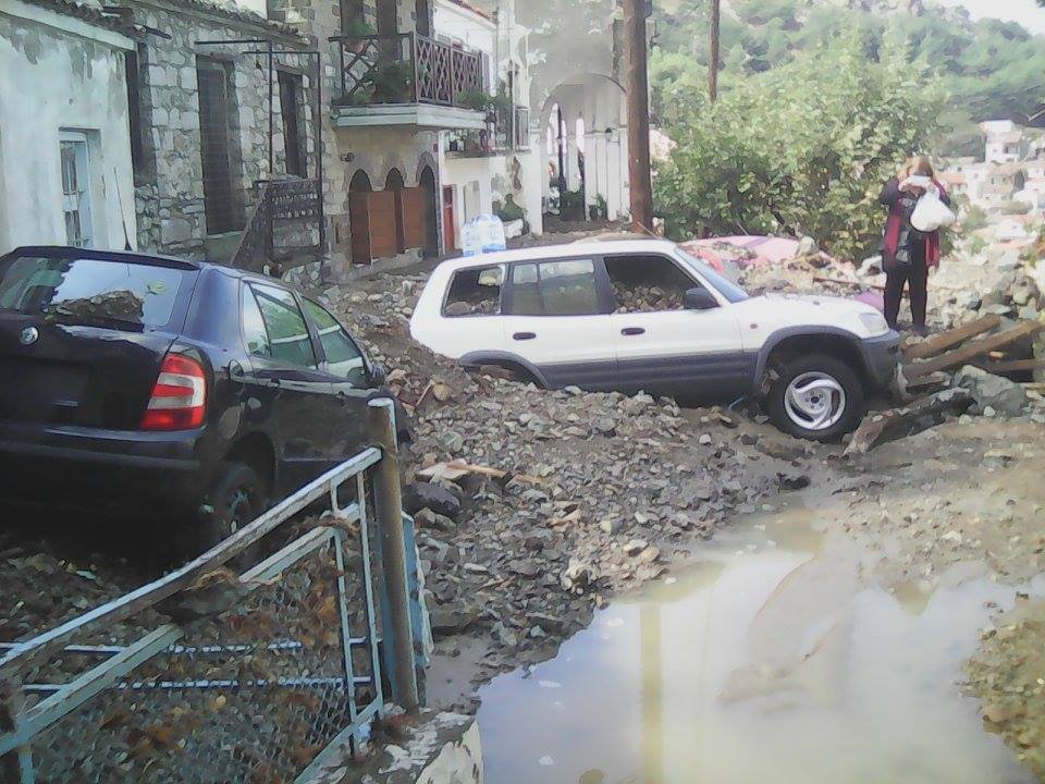 «Κατέβηκε το βουνό» στη Σαμοθράκη -Θάφτηκαν στη λάσπη σπίτια, ΙΧ & δρόμοι  | iefimerida.gr 0