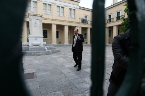 Ενταση ξανά στο ΕΚΠΑ -Υπό την προστασία αστυνομίας η συνεδρίαση της Συγκλήτου [εικόνες] | iefimerida.gr 1