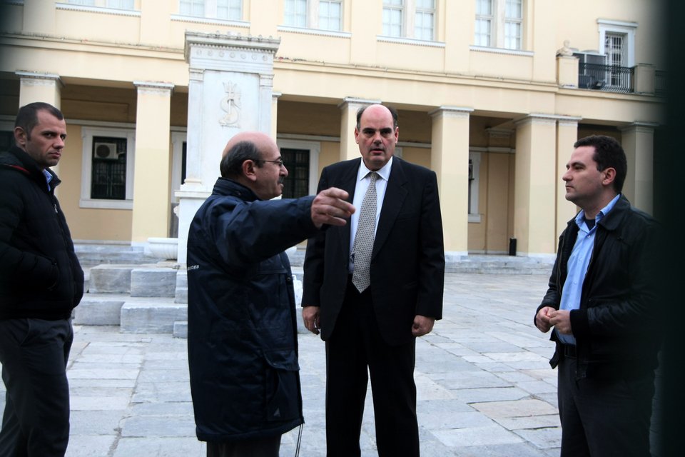 Ενταση ξανά στο ΕΚΠΑ -Υπό την προστασία αστυνομίας η συνεδρίαση της Συγκλήτου [εικόνες] | iefimerida.gr 0