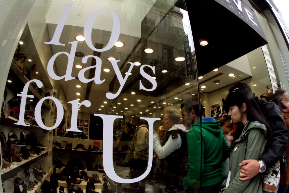 Πρεμιέρα για τις ενδιάμεσες εκπτώσεις [εικόνες] | iefimerida.gr 4