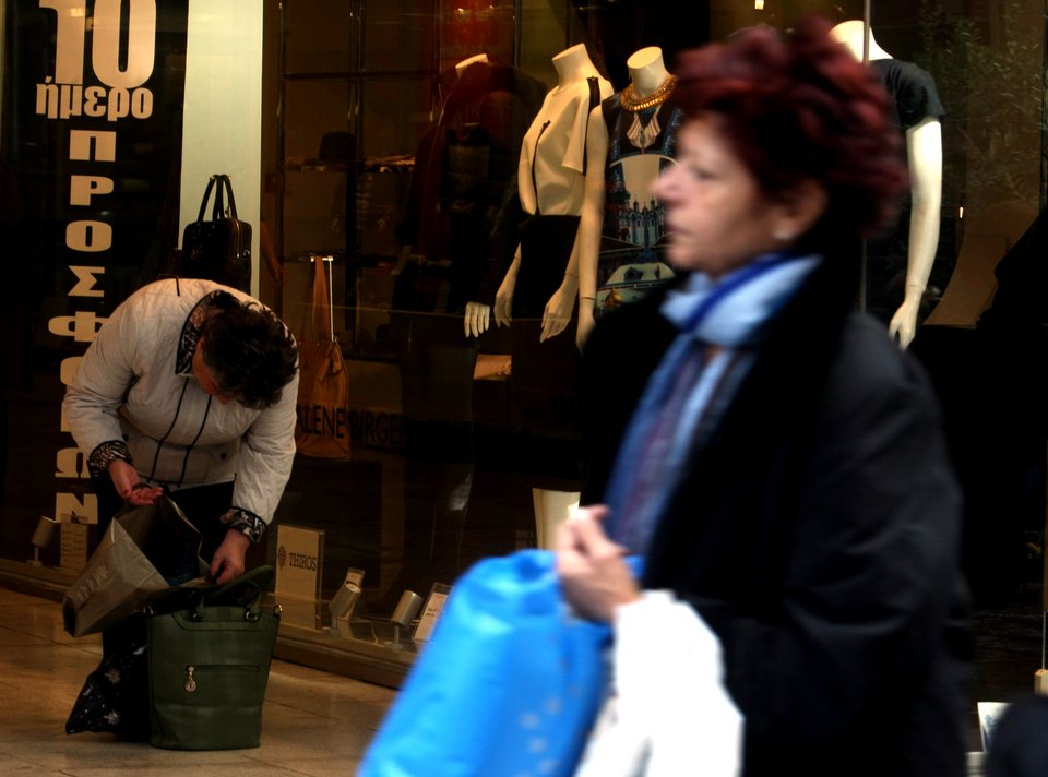Πρεμιέρα για τις ενδιάμεσες εκπτώσεις [εικόνες] | iefimerida.gr 2