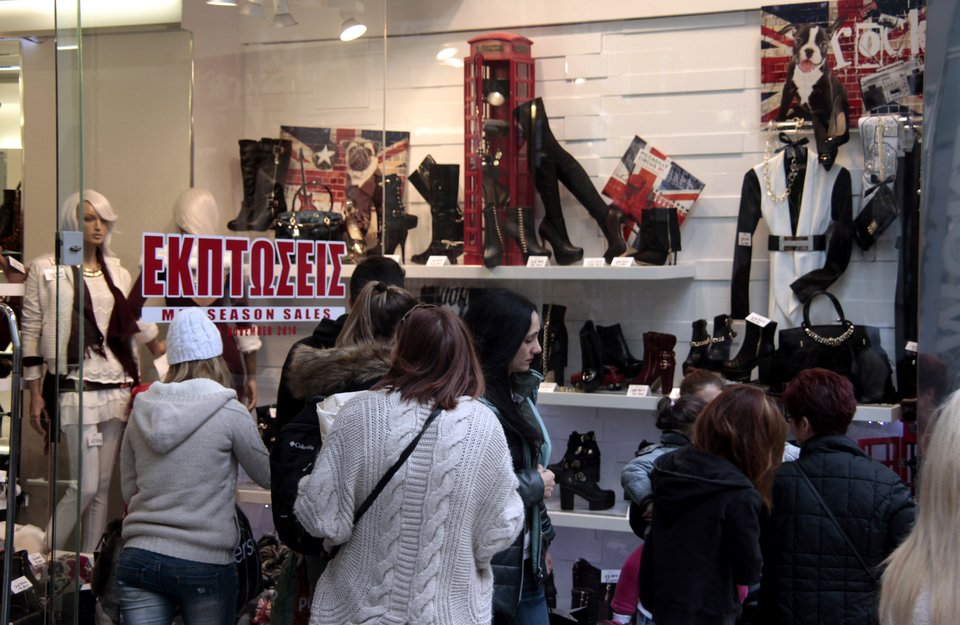 Πρεμιέρα για τις ενδιάμεσες εκπτώσεις [εικόνες] | iefimerida.gr 1