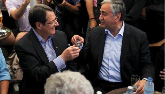 Ιστορική στιγμή: Αναστασιάδης και Ακιντζί περπάτησαν μαζί στα στενά της Λευκωσίας [εικόνες] | iefimerida.gr 0