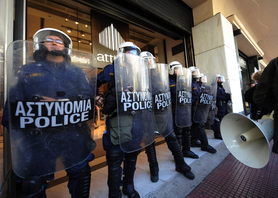 Ανοιχτά καταστήματα με ΜΑΤ και εντάσεις [εικόνες&βίντεο] | iefimerida.gr 2