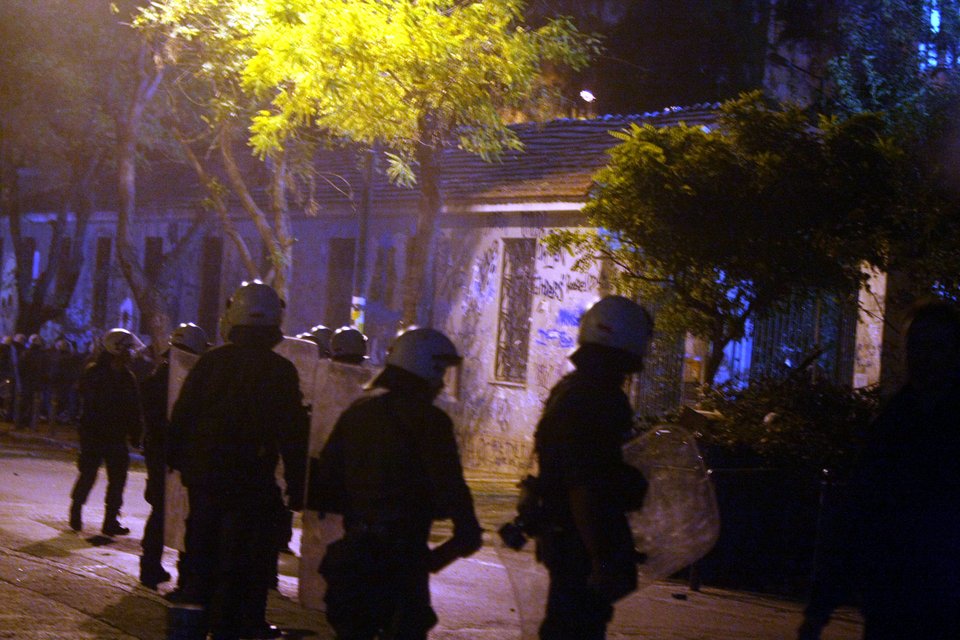 Επεισόδια στο Πολυτεχνείο: Συγκρούσεις φοιτητών με ΜΑΤ [εικόνες] | iefimerida.gr 4