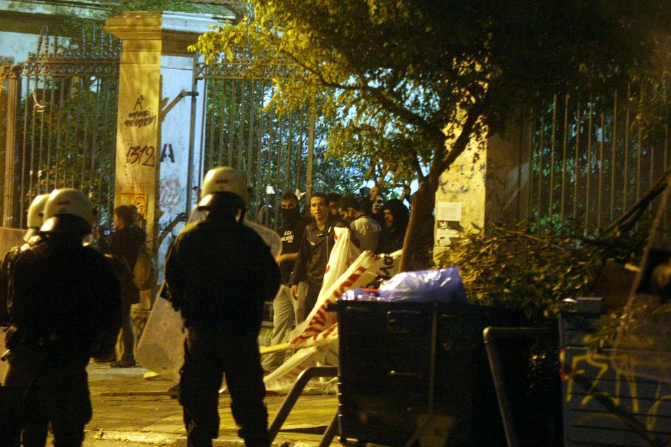 Επεισόδια στο Πολυτεχνείο: Συγκρούσεις φοιτητών με ΜΑΤ [εικόνες] | iefimerida.gr 3