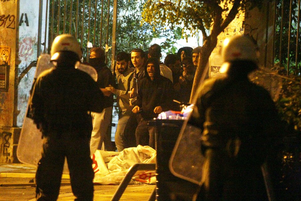 Επεισόδια στο Πολυτεχνείο: Συγκρούσεις φοιτητών με ΜΑΤ [εικόνες] | iefimerida.gr 1