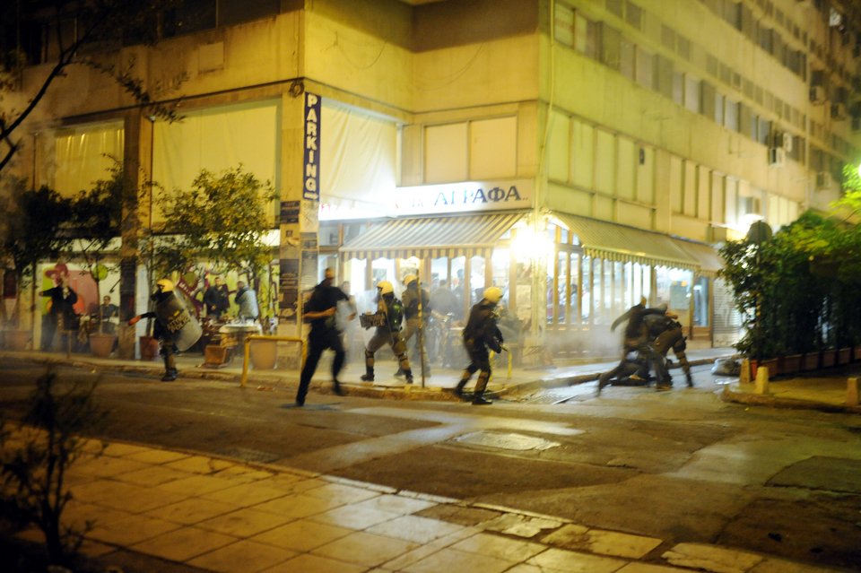 Χάος στα Εξάρχεια μετά την πορεία -Καταγγελίες δημοσιογράφων για επίθεση από αστυνομικούς [εικόνες] | iefimerida.gr 3