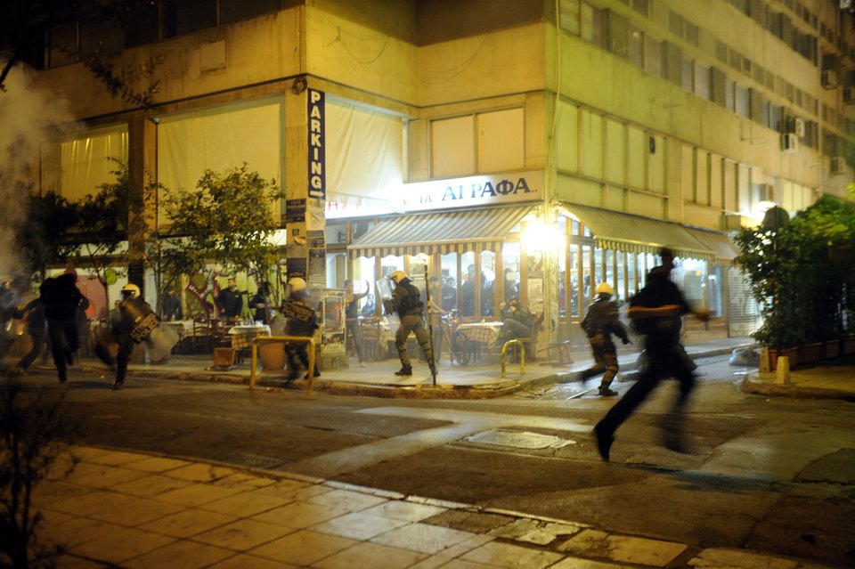 Χάος στα Εξάρχεια μετά την πορεία -Καταγγελίες δημοσιογράφων για επίθεση από αστυνομικούς [εικόνες] | iefimerida.gr 2