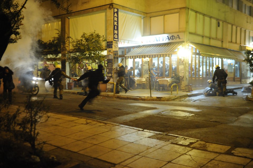 Χάος στα Εξάρχεια μετά την πορεία -Καταγγελίες δημοσιογράφων για επίθεση από αστυνομικούς [εικόνες] | iefimerida.gr 1