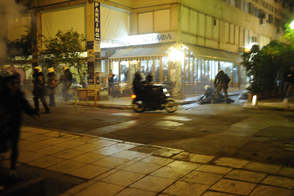 Χάος στα Εξάρχεια μετά την πορεία -Καταγγελίες δημοσιογράφων για επίθεση από αστυνομικούς [εικόνες] | iefimerida.gr 0