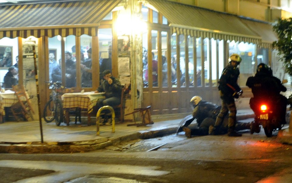 Χάος στα Εξάρχεια μετά την πορεία -Καταγγελίες δημοσιογράφων για επίθεση από αστυνομικούς [εικόνες] | iefimerida.gr 4