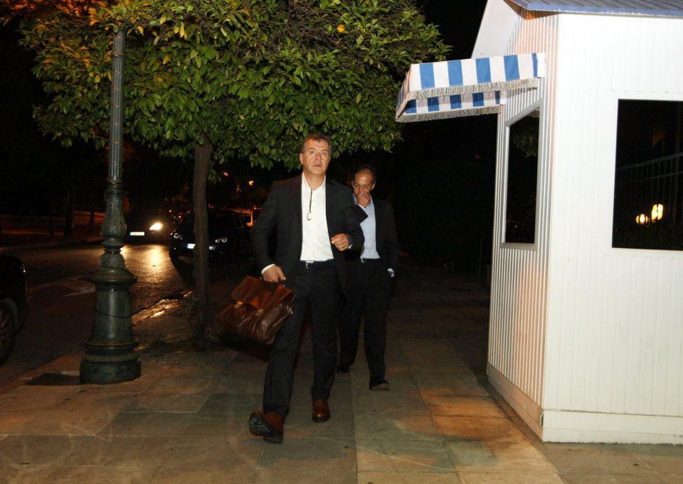 Το νέο στιλ του Σταύρου Θεοδωράκη -Αφησε το σακίδιο, πήγε με χαρτοφύλακα και κοστούμι στο Μαξίμου [εικόνες] | iefimerida.gr 2