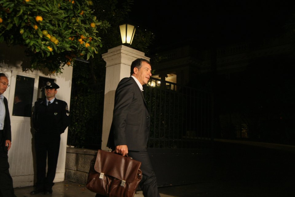 Το νέο στιλ του Σταύρου Θεοδωράκη -Αφησε το σακίδιο, πήγε με χαρτοφύλακα και κοστούμι στο Μαξίμου [εικόνες] | iefimerida.gr 1