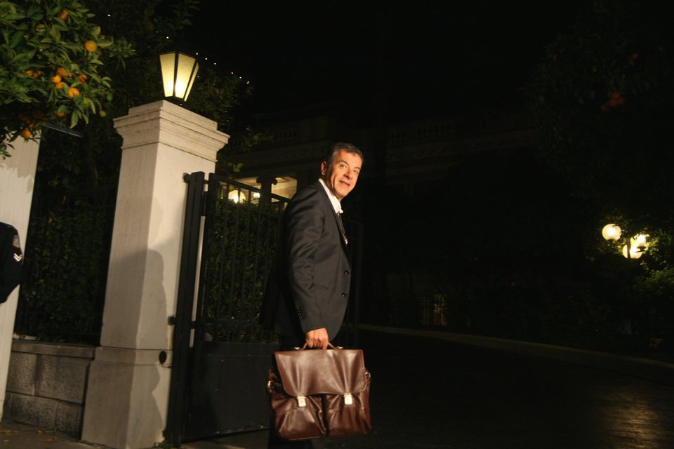 Το νέο στιλ του Σταύρου Θεοδωράκη -Αφησε το σακίδιο, πήγε με χαρτοφύλακα και κοστούμι στο Μαξίμου [εικόνες] | iefimerida.gr 0