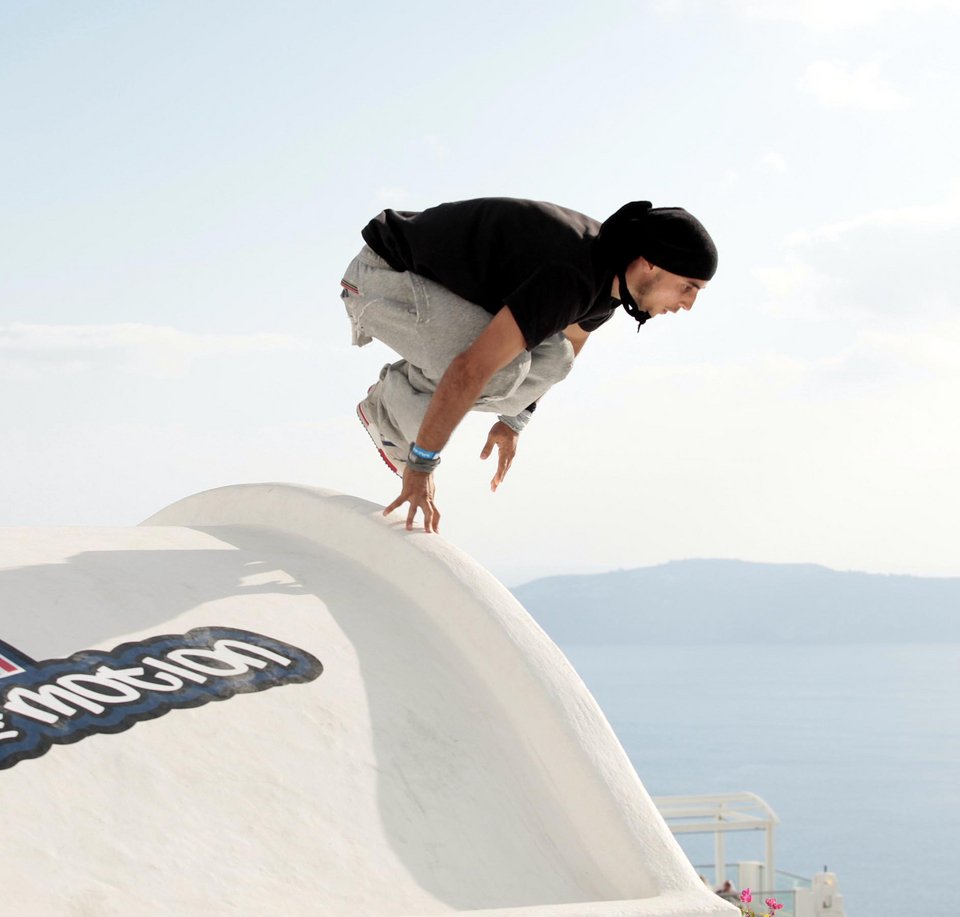 To Σάββατο οι θεαματικοί αγώνες parkour στη Σαντορίνη -Πηδάνε από ταράτσα σε ταράτσα [εικόνες]  | iefimerida.gr 1