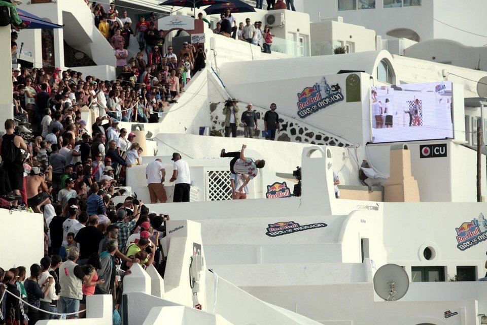 To Σάββατο οι θεαματικοί αγώνες parkour στη Σαντορίνη -Πηδάνε από ταράτσα σε ταράτσα [εικόνες]  | iefimerida.gr 2