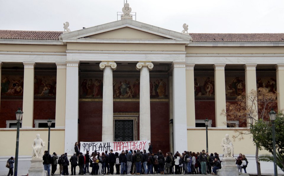 Φοιτητές γέμισαν με σκουπίδια το γραφείο του Αντιπρύτανη ΕΚΠΑ [εικόνες & βίντεο] | iefimerida.gr 0