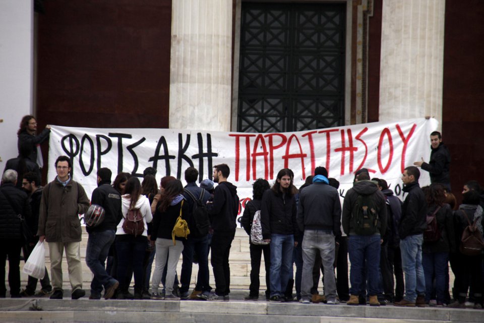 Φοιτητές γέμισαν με σκουπίδια το γραφείο του Αντιπρύτανη ΕΚΠΑ [εικόνες & βίντεο] | iefimerida.gr 1