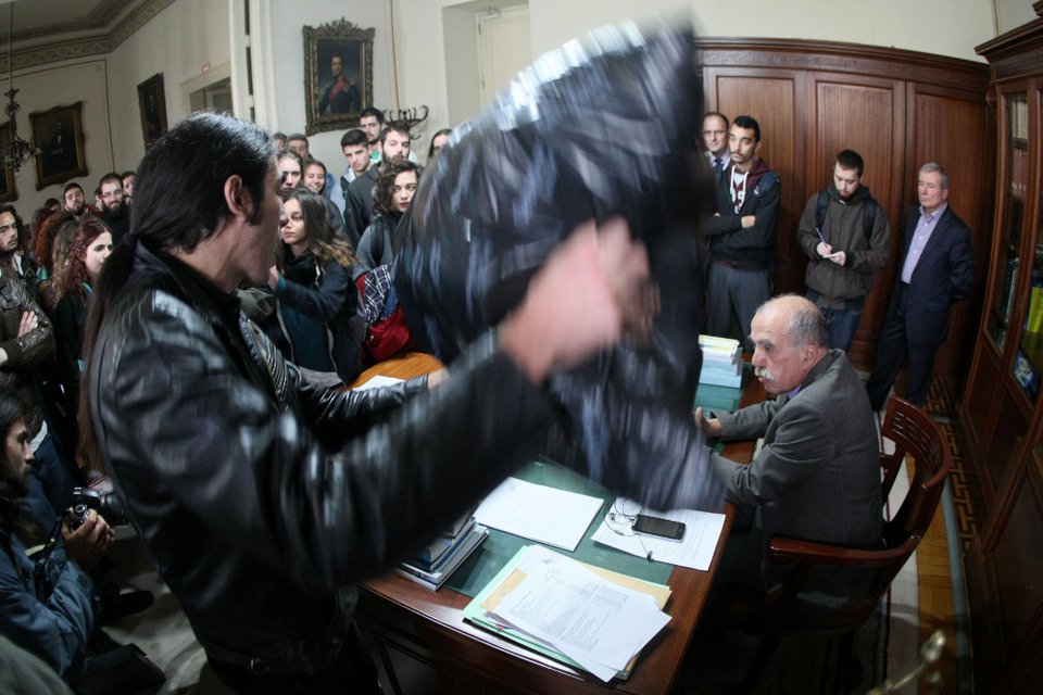 Φοιτητές γέμισαν με σκουπίδια το γραφείο του Αντιπρύτανη ΕΚΠΑ [εικόνες & βίντεο] | iefimerida.gr 2